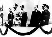 Lễ đi Độc lập trn Quảng trường Ba Đnh H Nội do kiến trc sư Ng Huy Quỳnh thiết kế năm 1945 (ảnh chụp lại)
