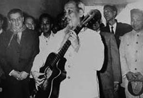Bác chơi đàn guitar tại Hải Pḥng năm 1963.