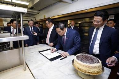 Thủ tướng Phạm Minh Ch�nh ghi cảm tưởng khi đến thăm kh�ch sạn Omni Parker House v� nơi Chủ tịch Hồ Ch� Minh đ� từng l�m việc. Ảnh: VGP