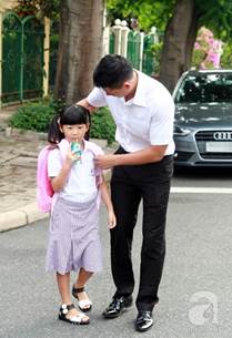 B�nh Minh đưa con đi học