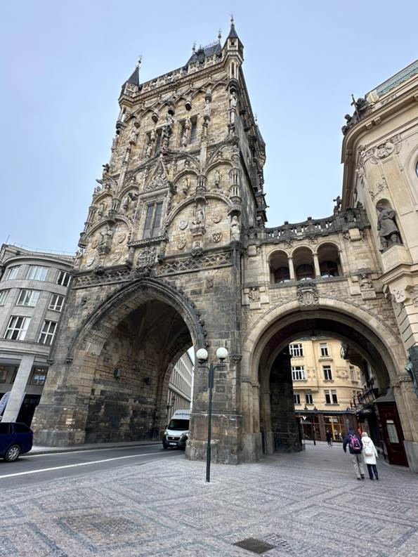 A stone building with a large arch

AI-generated content may be incorrect.