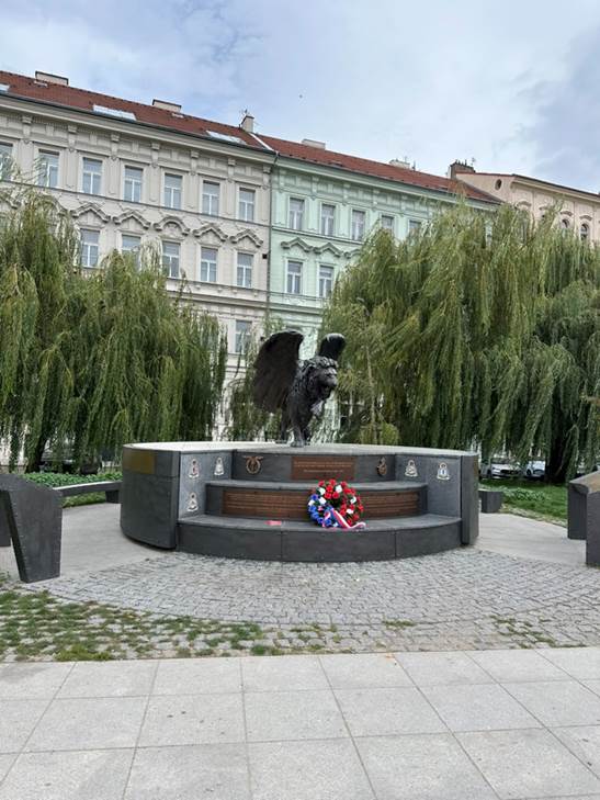 A statue of a winged lion in a park

AI-generated content may be incorrect.