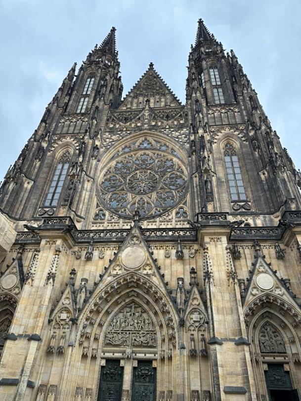 A large building with a large window

AI-generated content may be incorrect.