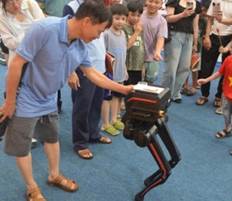 Robot Trung Quốc gắn logo ĐH Bch khoa H Nội: 'Chỉ đơn giản ...