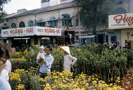 Nguyen Hue Street in Saigon, Tet, 1975 - Xun Ất Mo
