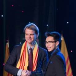 Bộ trưởng Di tr� Chris Alexander c�ng nghệ sĩ trược băng Nam Nguyễn tại Hội Chợ Tết.  Photo: DatHuynhPhoto.com